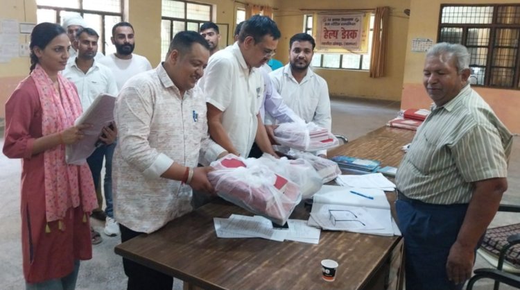 अतिरिक्त हल्के के बस्ते जमा कर लेखपालों ने शुरू किया कार्य बहिष्कार
