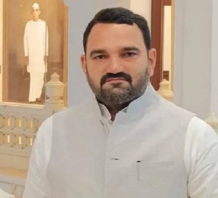 बेटी को परीक्षा दिलाने गए पिता के परिवार को विधायक ने दी एक लाख की सहायता