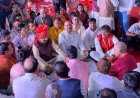 सांसद के कार्यक्रमों में शामिल नजर आ रहे मुकेश शर्मा