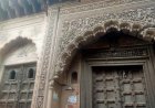 जर्जर हवेली बनी खतरा, दहशत में जी रहे मोहल्लेवासी