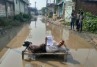 सड़क बनवाने के लिए कीचड़ में खाट डालकर लेटा पूर्व फौजी