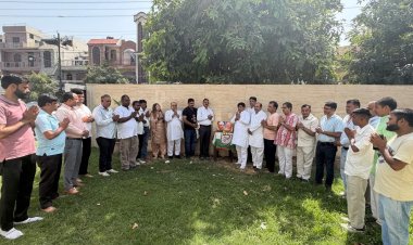 कांग्रेसी कार्यकर्ताओं ने किया राष्ट्रपिता और पूर्व प्रधानमंत्री को नमन