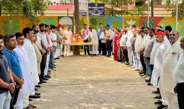 सपा ने मनाई राष्ट्रपिता और पूर्व प्रधानमंत्री की जयंती