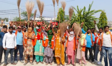 रटौल में दो माह से वेतन नहीं मिलने पर सफाई कर्मचारियों का धरना