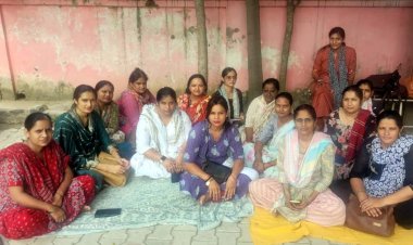 वेतन विसंगति के विरोध में संविदा एएनएम ने दिया धरना