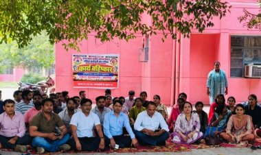 एनएचएम कर्मचारियों का बागपत में आक्रोश: वेतन विसंगति और 'समान कार्य-समान वेतन' की मांग को लेकर सीएमओ कार्यालय पर धरना जारी