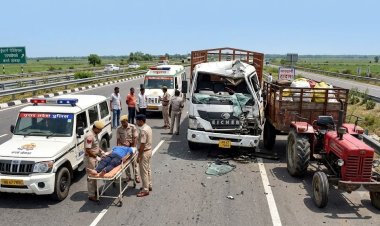 ईस्टर्न पेरिफेरल एक्सप्रेसवे पर खड़े ट्रैक्टर-ट्रॉली से टकराया ट्रक, चालक घायल