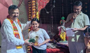 दुर्गा पंडाल में सांस्कृतिक प्रस्तुतियां देने वाले बच्चे सम्मानित