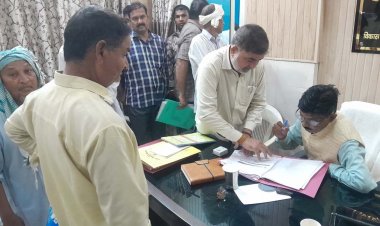 36 साल से तालाब की खुदाई नहीं, घरों में घुस रहा गंदा पानी