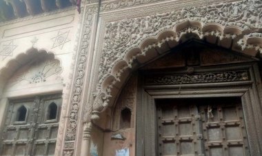 जर्जर हवेली बनी खतरा, दहशत में जी रहे मोहल्लेवासी