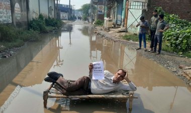 सड़क बनवाने के लिए कीचड़ में खाट डालकर लेटा पूर्व फौजी