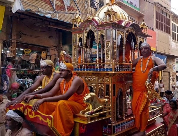 दसलक्षण पर्व के समापन पर निकली भगवान शांतिनाथ की भव्य रथयात्रा