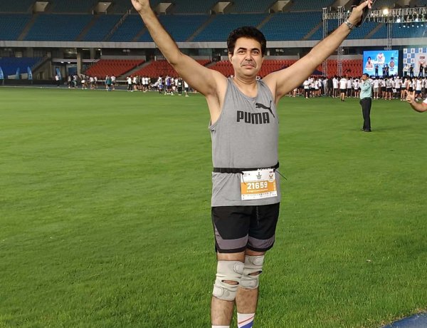 हाफ मैराथन में मेडल जीतकर लौटे चिकित्सक डॉ. राघवेन्द्र चौधरी का स्वागत