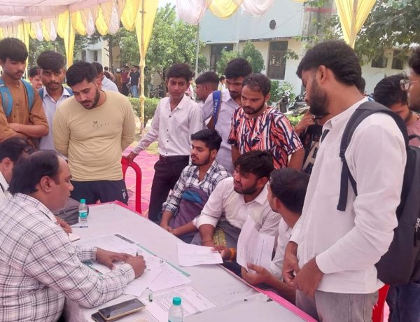 खेकड़ा में युवाओं ने हुनर और नवाचार का किया प्रदर्शन