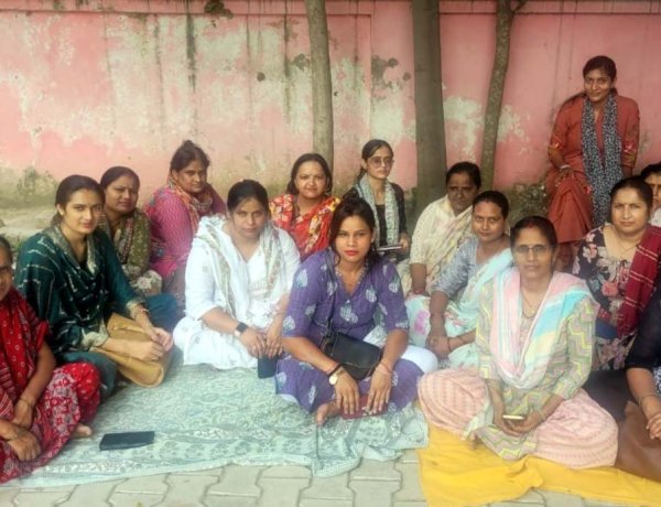वेतन विसंगति के विरोध में संविदा एएनएम ने दिया धरना