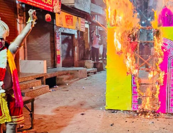 रावण ने लगवाई पूंछ में आग, तो हनुमान ने फूंक दी सोने की लंका