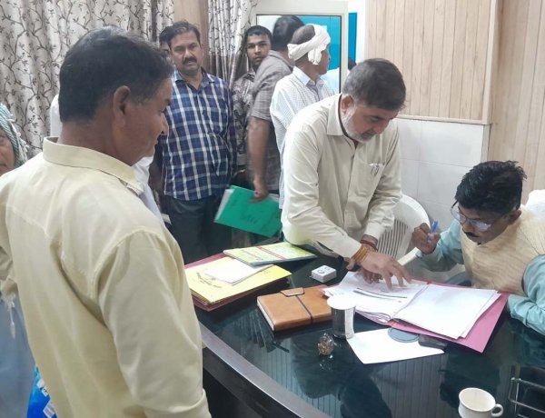 36 साल से तालाब की खुदाई नहीं, घरों में घुस रहा गंदा पानी