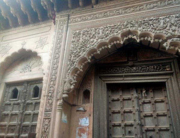 जर्जर हवेली बनी खतरा, दहशत में जी रहे मोहल्लेवासी