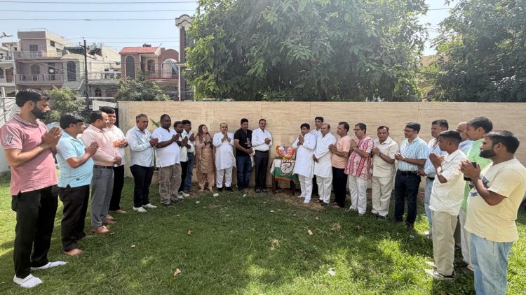 कांग्रेसी कार्यकर्ताओं ने किया राष्ट्रपिता और पूर्व प्रधानमंत्री को नमन