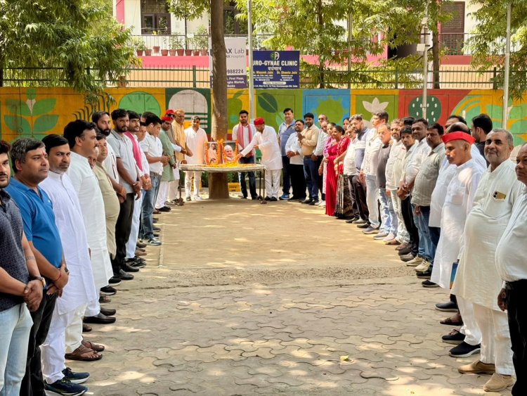 सपा ने मनाई राष्ट्रपिता और पूर्व प्रधानमंत्री की जयंती