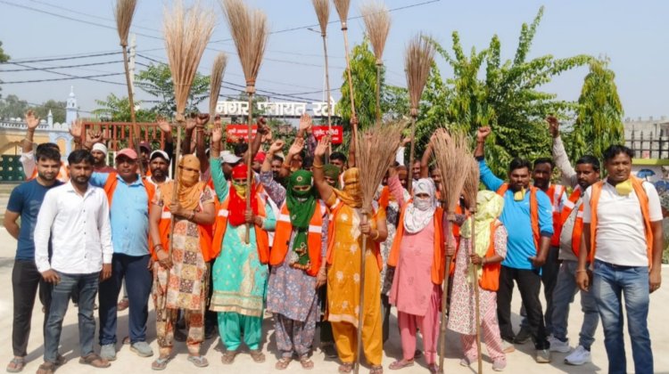रटौल में दो माह से वेतन नहीं मिलने पर सफाई कर्मचारियों का धरना