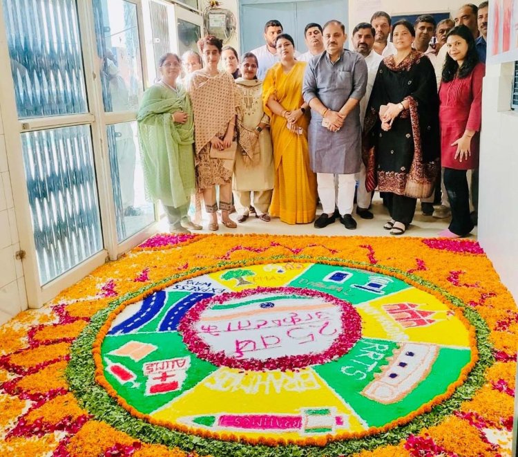 रंगोली में दिखी सरकारी योजनाओं की झलक, विकसित भारत का दिया संदेश