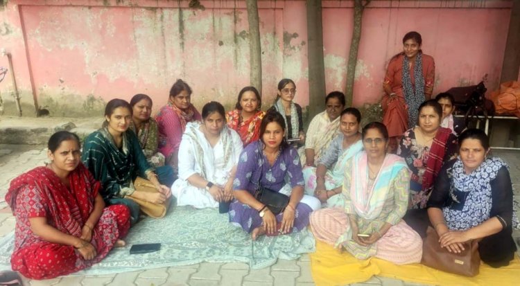वेतन विसंगति के विरोध में संविदा एएनएम ने दिया धरना