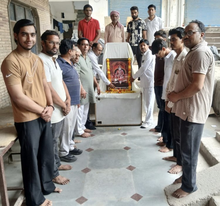 सपा कार्यकर्ताओं ने मनाई महाराज अग्रसेन की जयंती