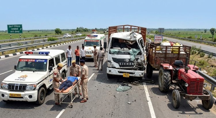ईस्टर्न पेरिफेरल एक्सप्रेसवे पर खड़े ट्रैक्टर-ट्रॉली से टकराया ट्रक, चालक घायल