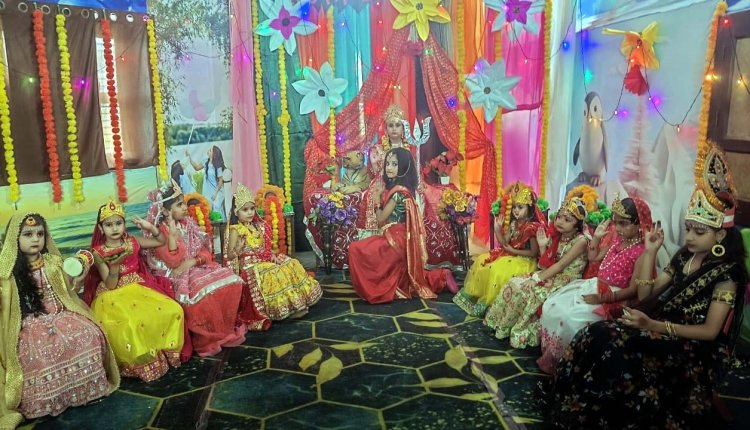 आदर्श पब्लिक स्कूल में गरबा-डांडिया की धूम, छात्राओं ने नवदुर्गा के नौ स्वरूपों के किए दर्शन
