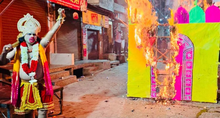 रावण ने लगवाई पूंछ में आग, तो हनुमान ने फूंक दी सोने की लंका
