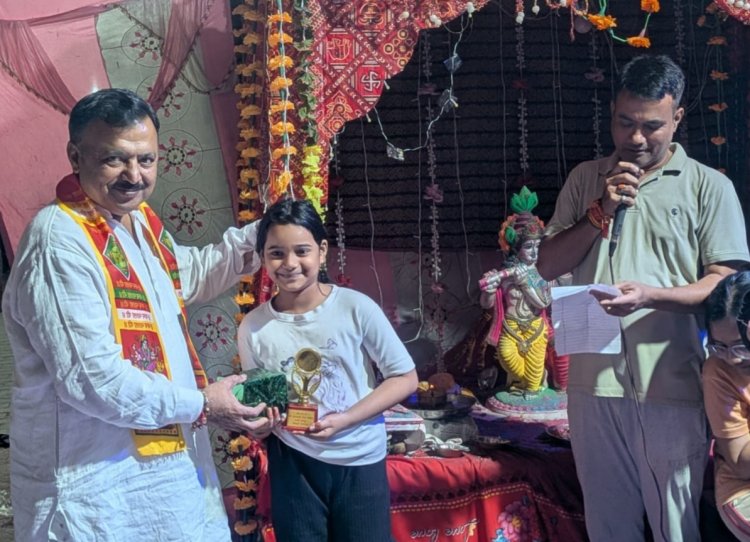 दुर्गा पंडाल में सांस्कृतिक प्रस्तुतियां देने वाले बच्चे सम्मानित