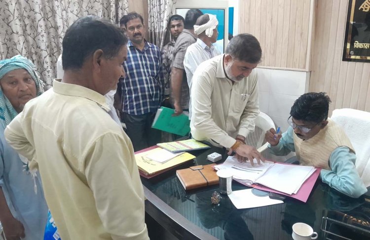 36 साल से तालाब की खुदाई नहीं, घरों में घुस रहा गंदा पानी