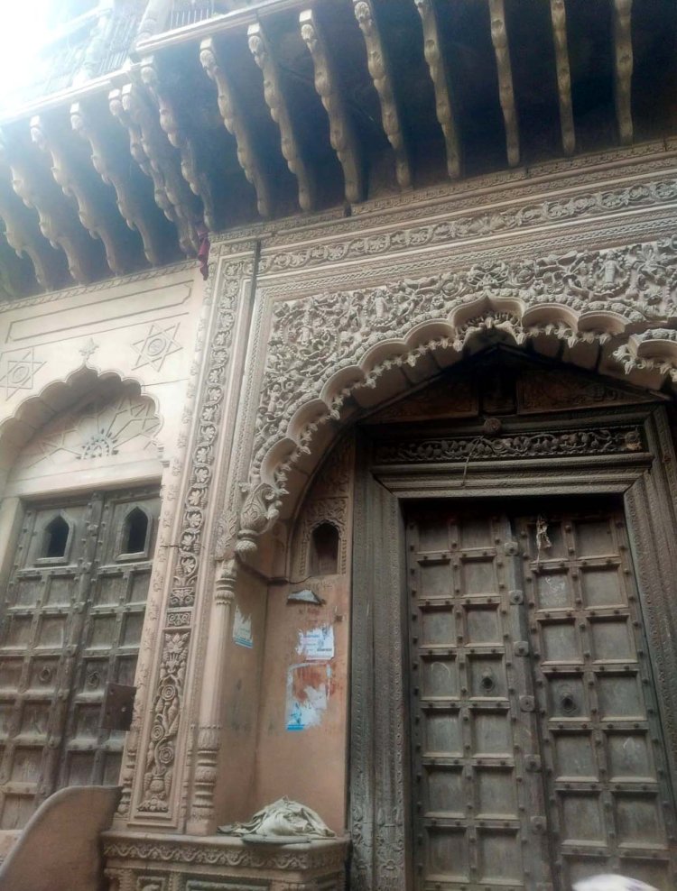 जर्जर हवेली बनी खतरा, दहशत में जी रहे मोहल्लेवासी